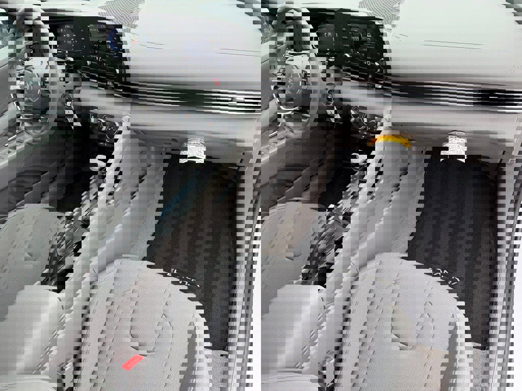 Certified 2025 Hyundai Elantra SE w/ Cargo Package image 25