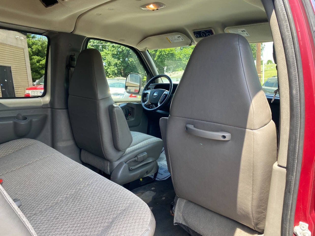 Used 2008 Chevrolet Express 1500 Passenger w/ LT Preferred Equipment Group RWD image 20