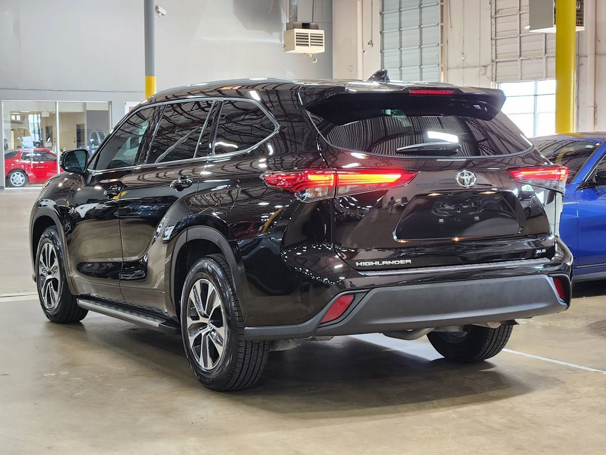 Used 2022 Toyota Highlander XLE FWD image 11