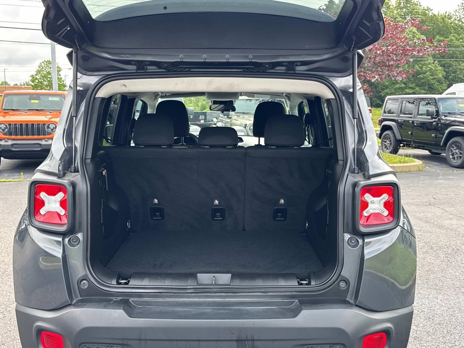 Used 2023 Jeep Renegade Latitude AWD/4WD image 16