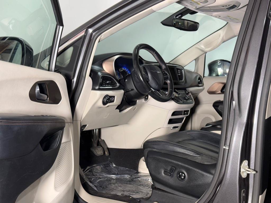 Used 2018 Chrysler Pacifica Touring-L FWD image 10