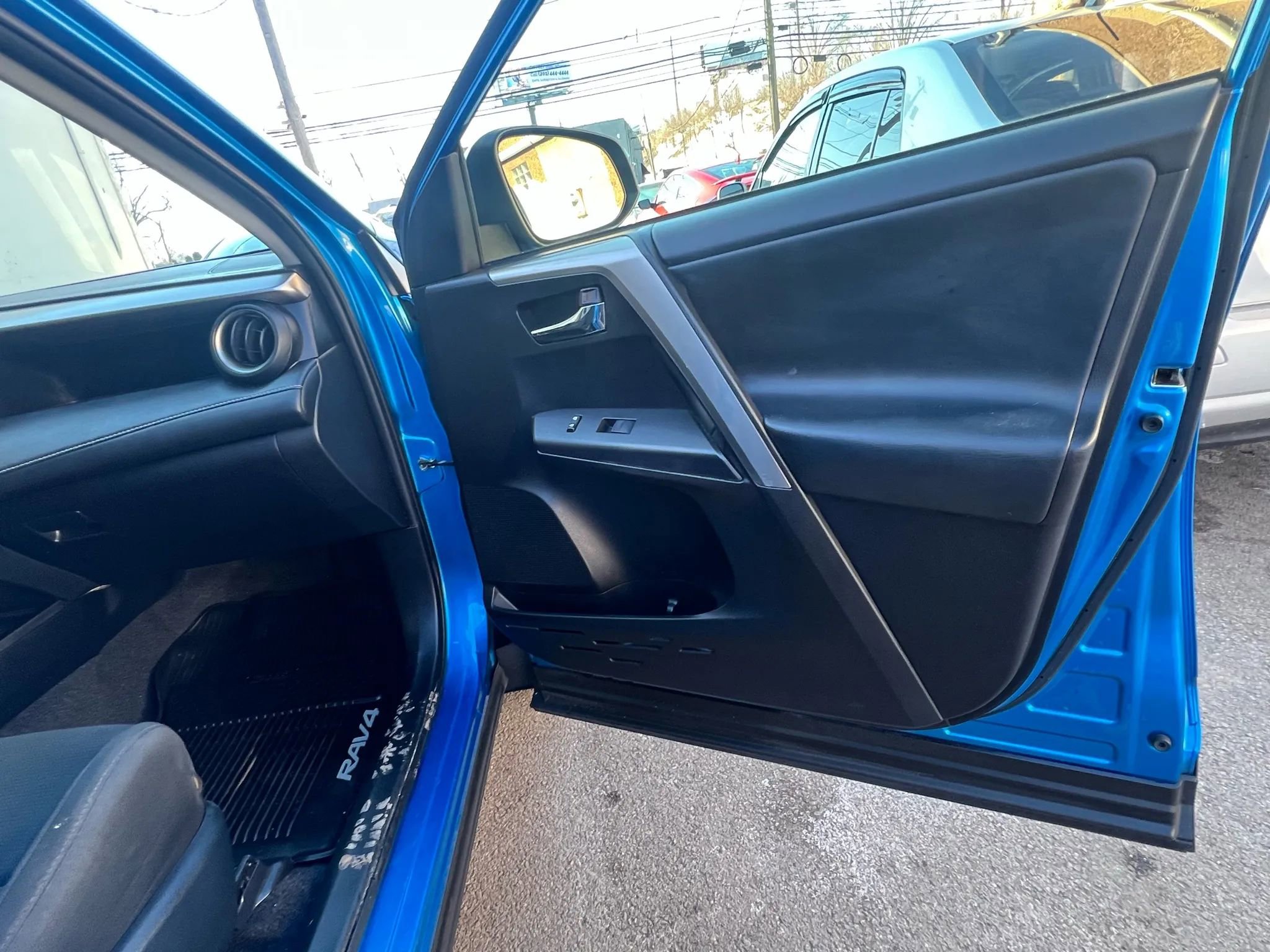 Used 2018 Toyota RAV4 XLE w/ Plus Extra Value Package image 30