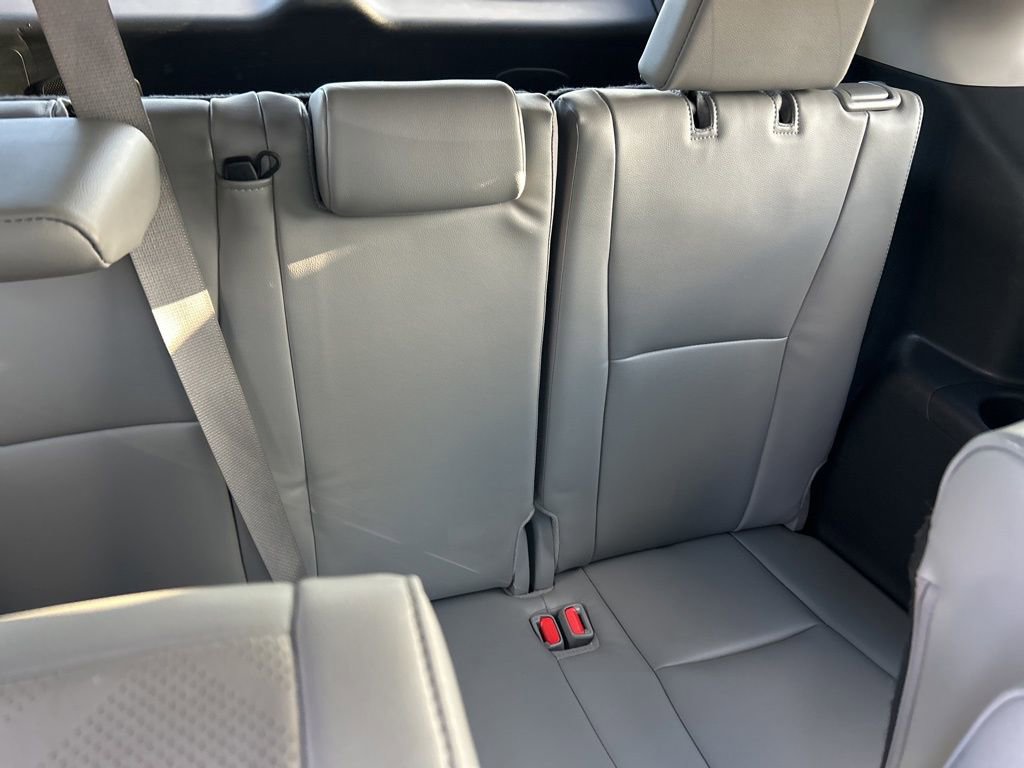 Used 2024 Toyota Highlander Platinum FWD image 30