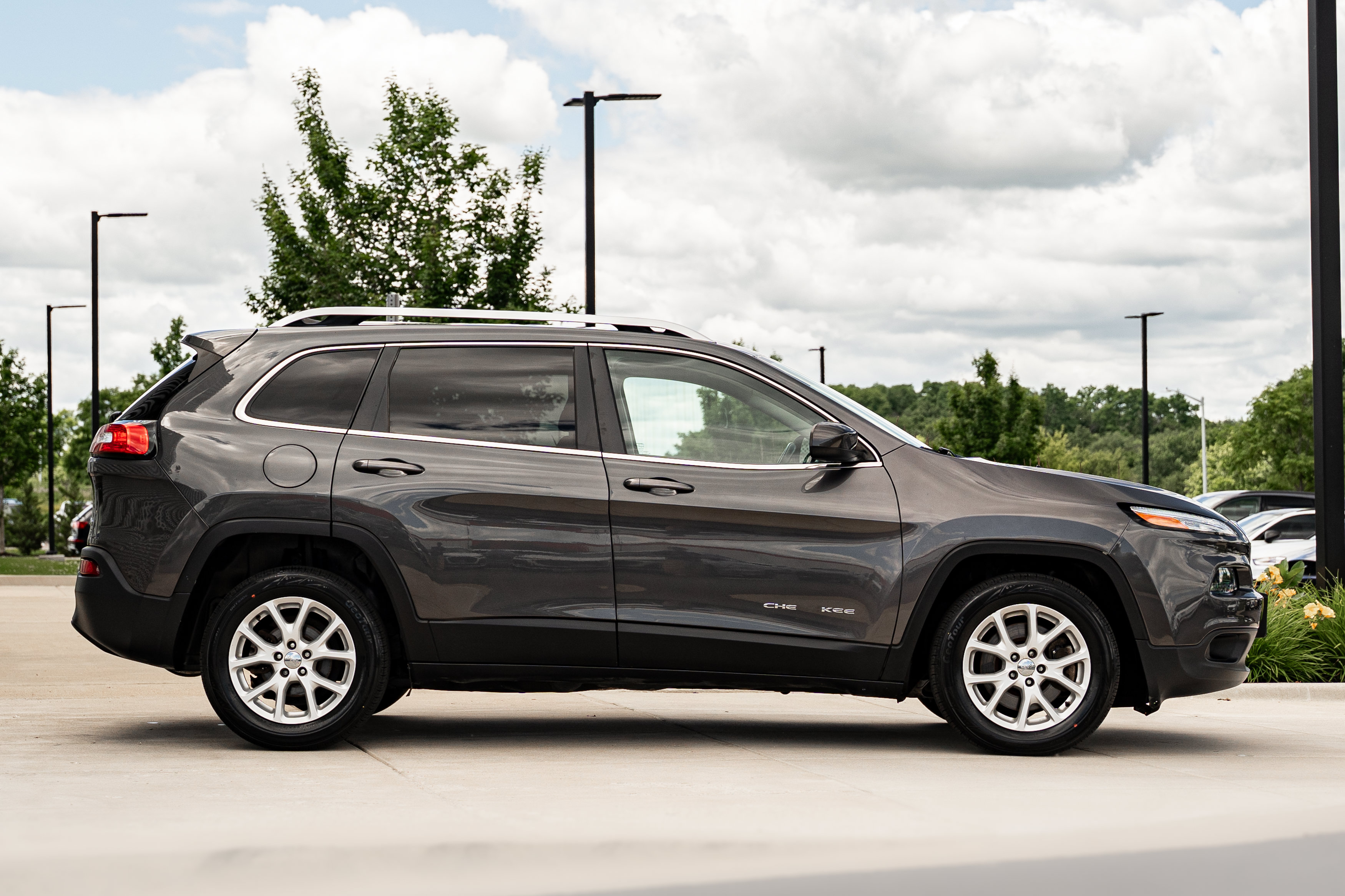 Used 2016 Jeep Cherokee Latitude w/ Cold Weather Group FWD image 3