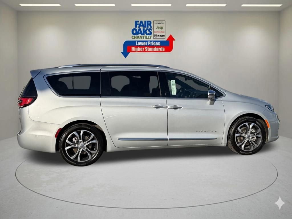 Used 2024 Chrysler Pacifica Pinnacle image 7