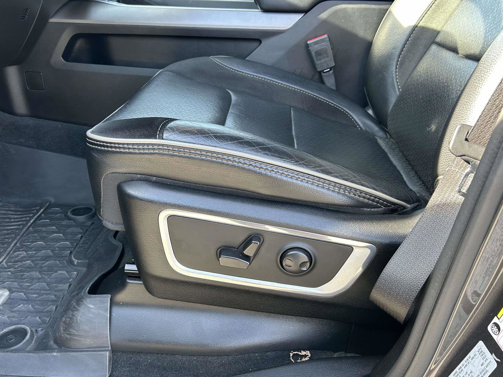 Used 2022 RAM 1500 Laramie w/ Sport Appearance Package image 17