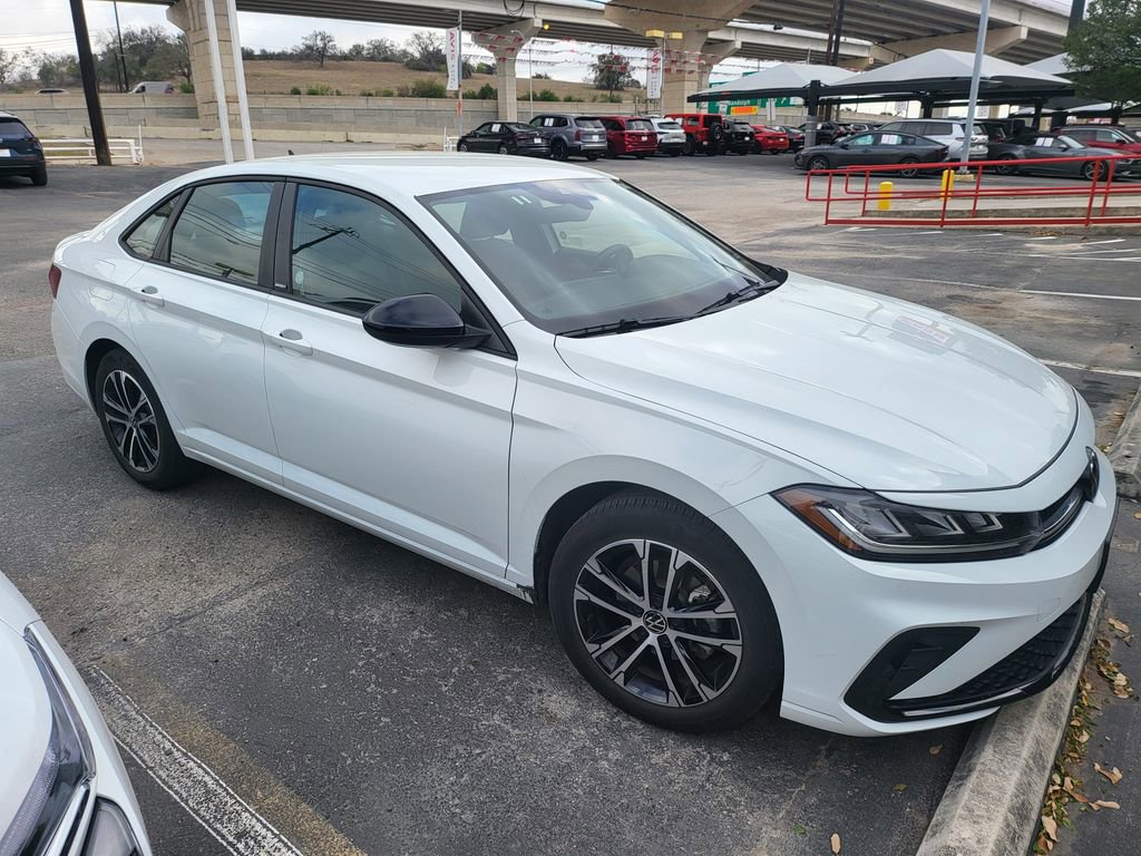Used 2025 Volkswagen Jetta Sport image 4