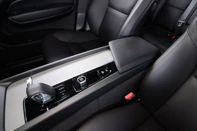 Used 2025 Volvo XC60 B5 Plus image 12