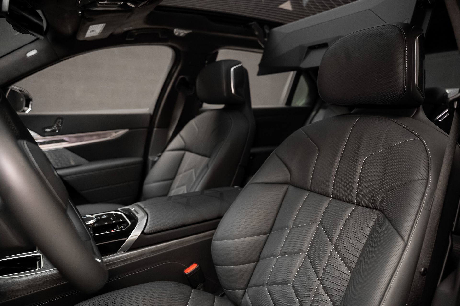 Used 2024 BMW i7 xDrive60 w/ Executive Package image 61