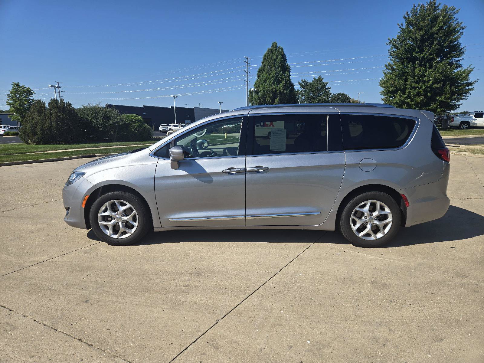 Used 2019 Chrysler Pacifica Touring-L Plus w/ Tire & Wheel Group FWD image 5