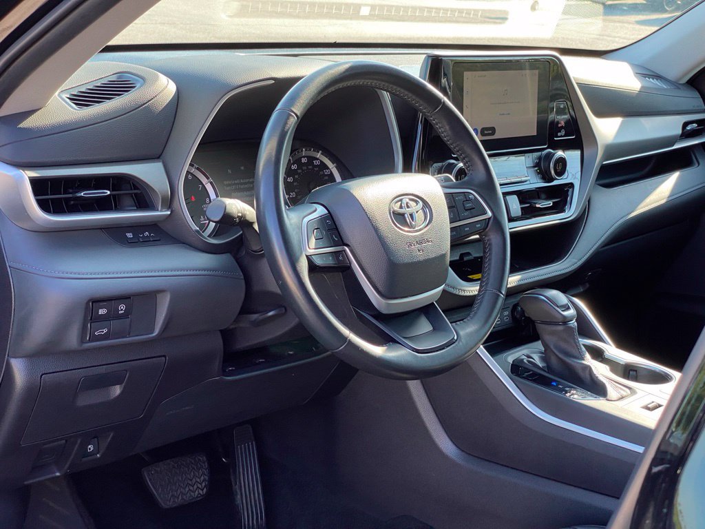 Used 2025 Toyota Highlander XLE AWD/4WD image 9