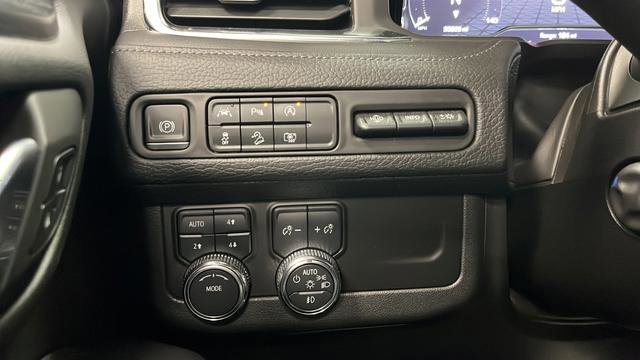 Used 2023 GMC Yukon XL Denali AWD/4WD image 37