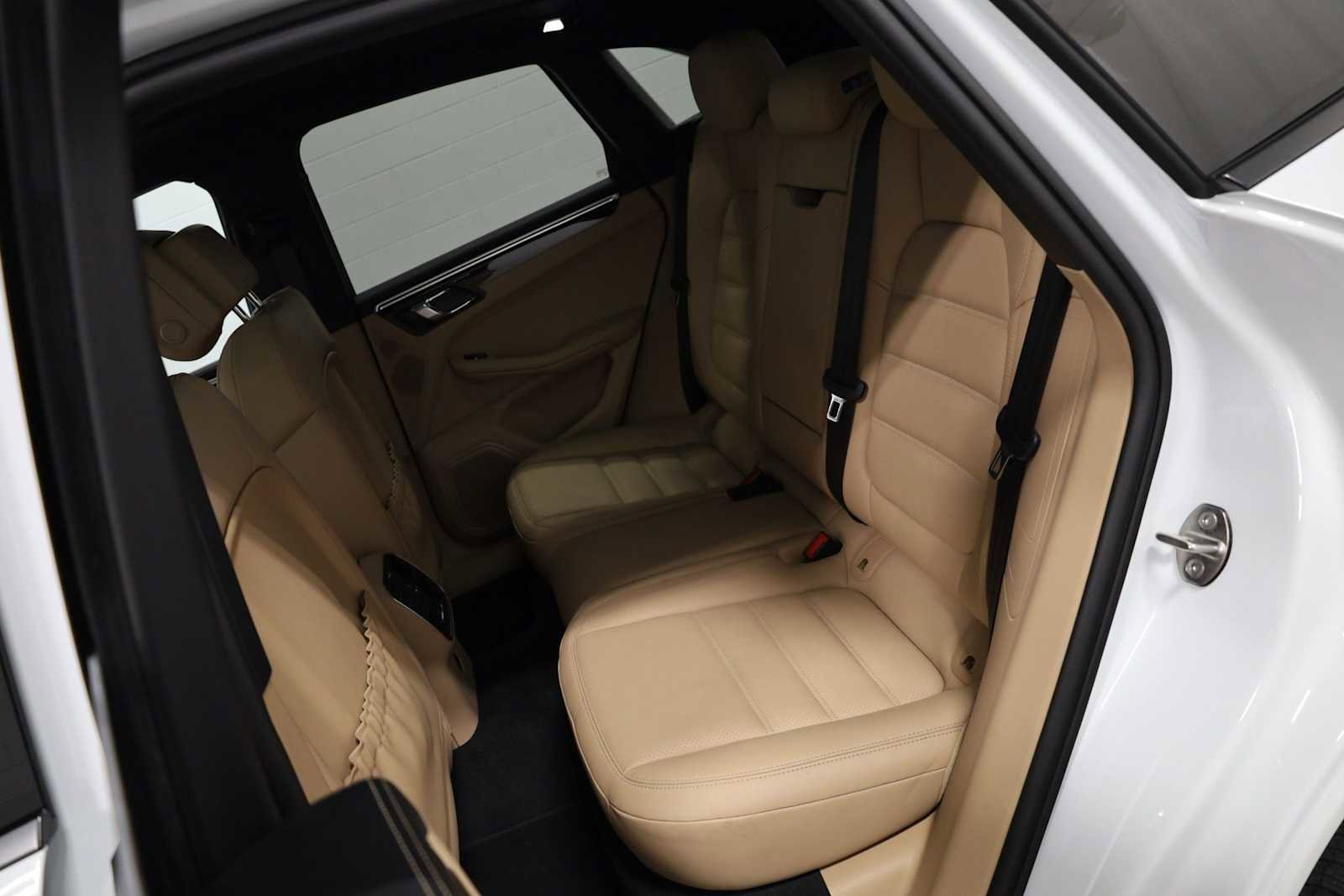 Certified 2023 Porsche Macan Turbo AWD/4WD image 35