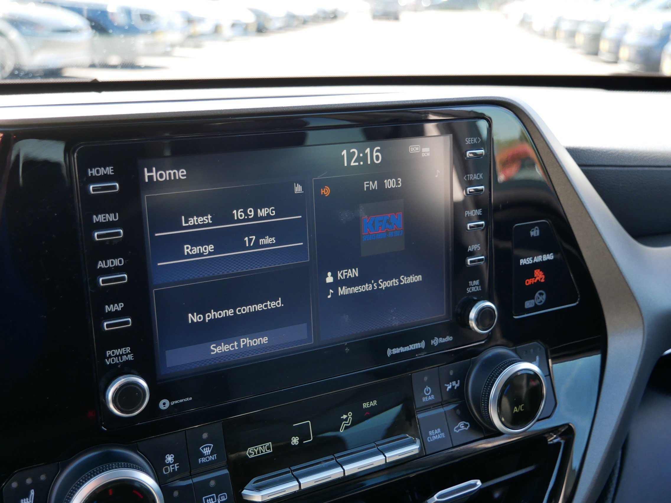 Used 2020 Toyota Highlander XLE AWD/4WD image 21