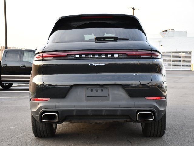 Used 2025 Porsche Cayenne image 6