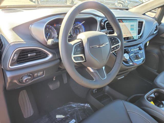 New 2026 Chrysler Pacifica Select image 7