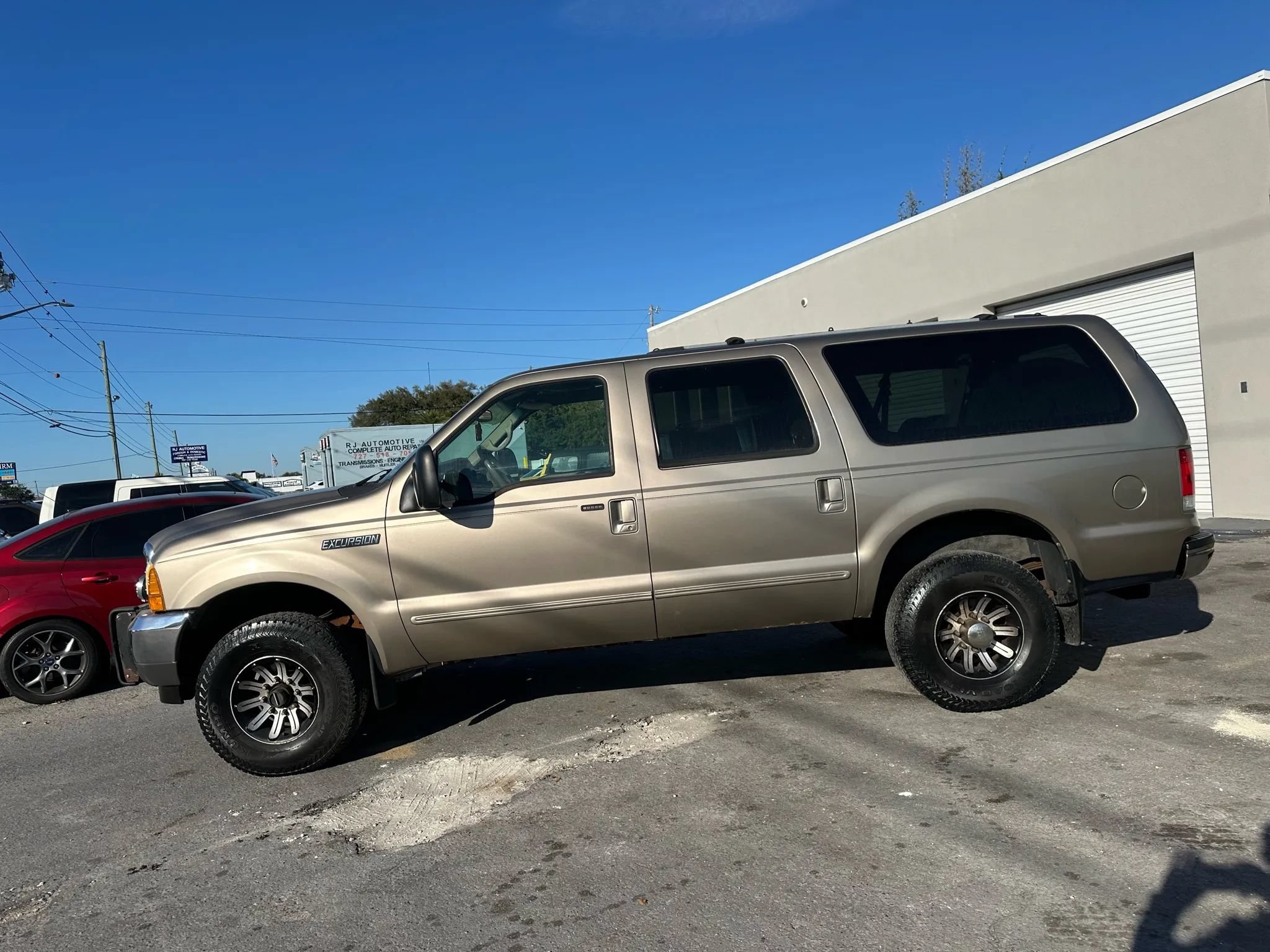 Used 2000 Ford Excursion XLT AWD/4WD image 2