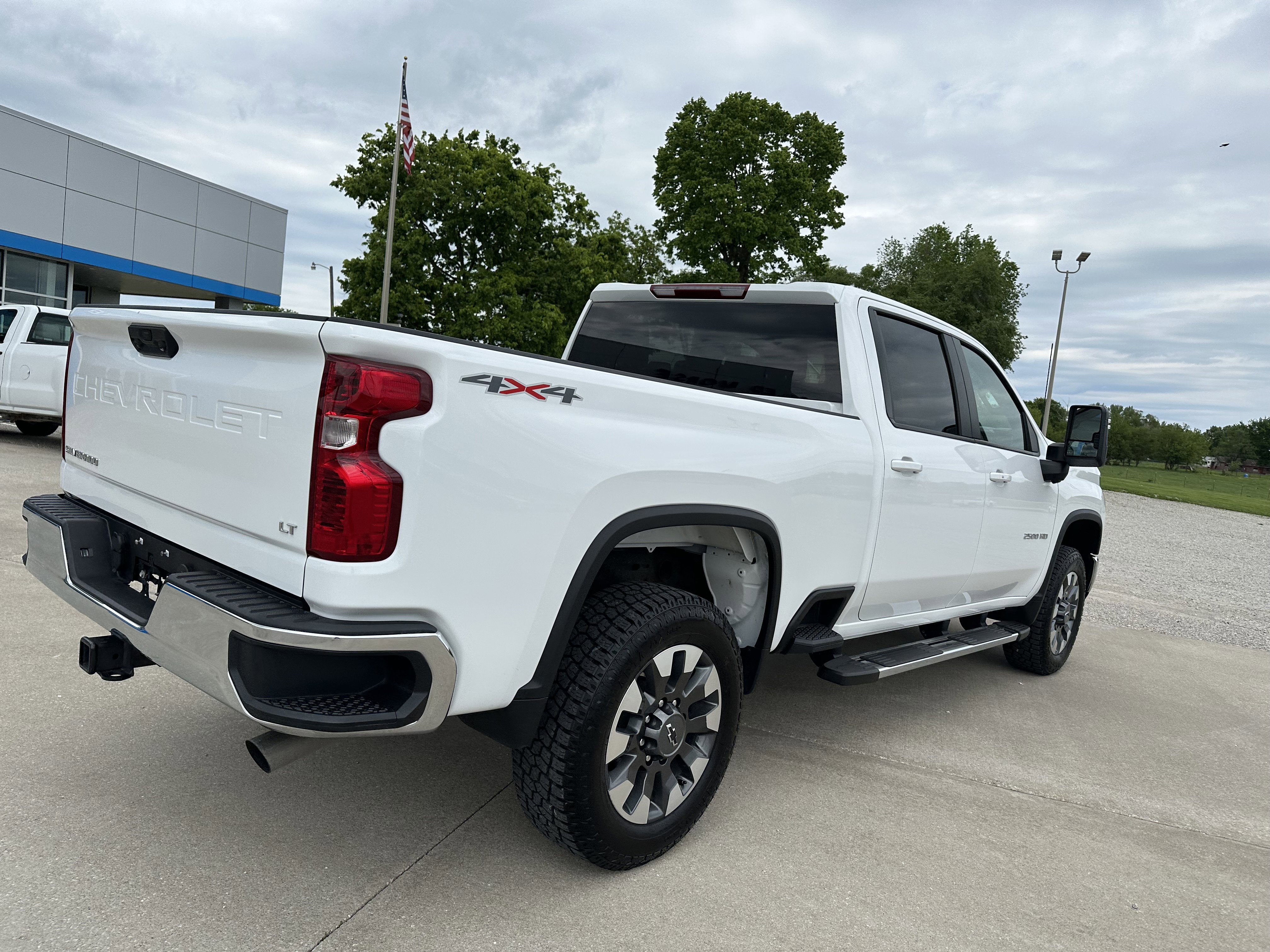 Used 2025 Chevrolet Silverado 2500 LT w/ Convenience Package AWD/4WD image 3
