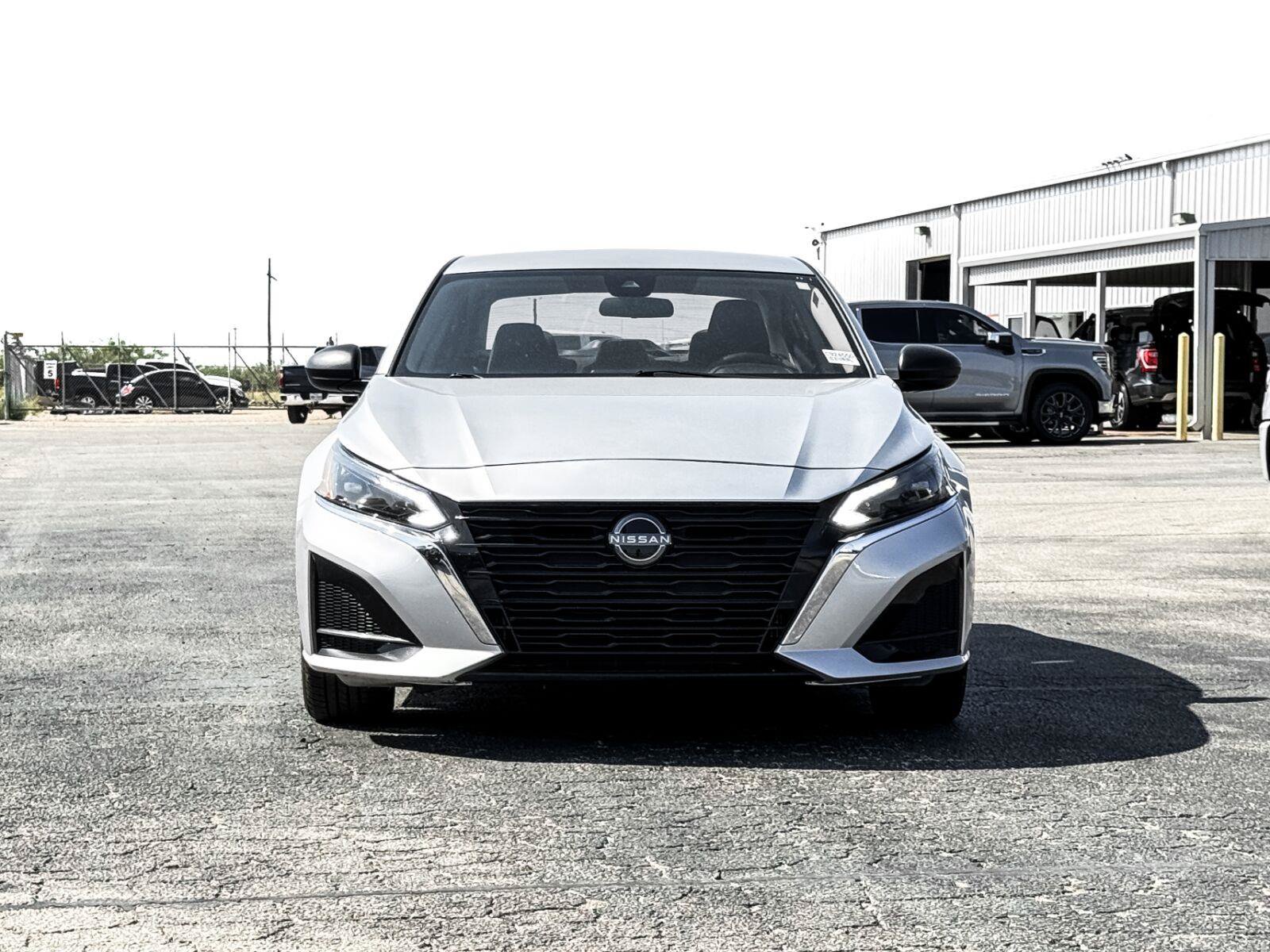 Used 2024 Nissan Altima 2.5 SV FWD image 3