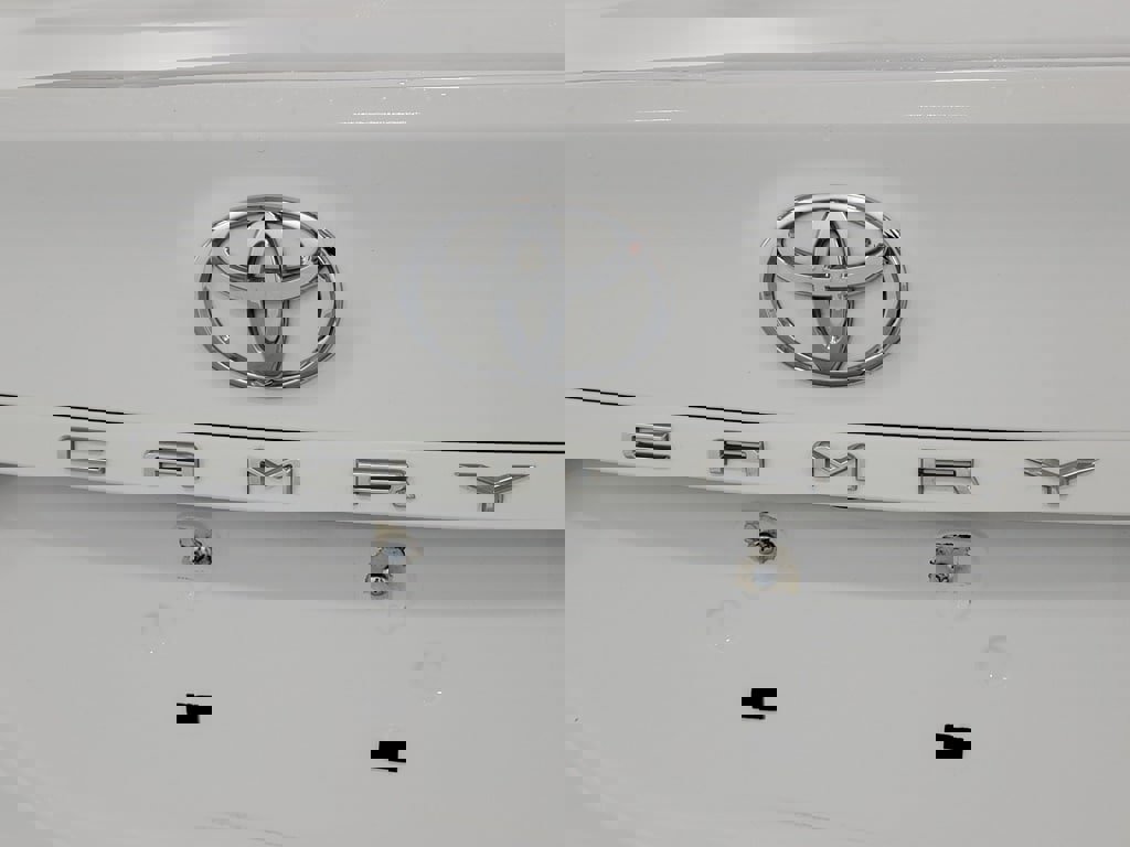 Used 2018 Toyota Camry L image 11