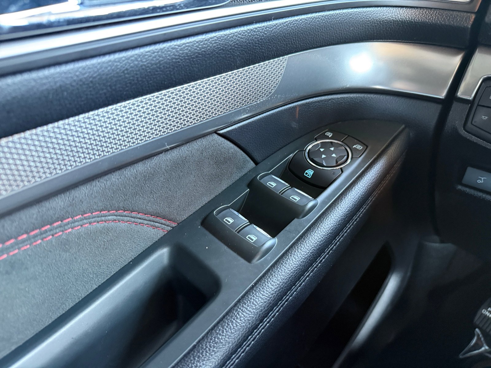 Used 2018 Ford Explorer XLT image 20