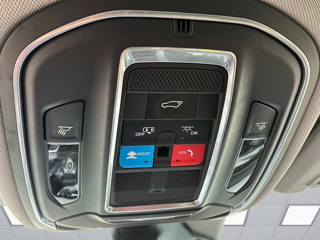 Used 2022 Jeep Grand Cherokee Laredo w/ Luxury Tech Group I AWD/4WD image 38
