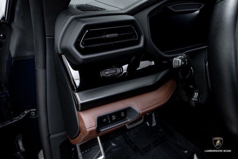 Used 2025 Lamborghini Urus SE image 26