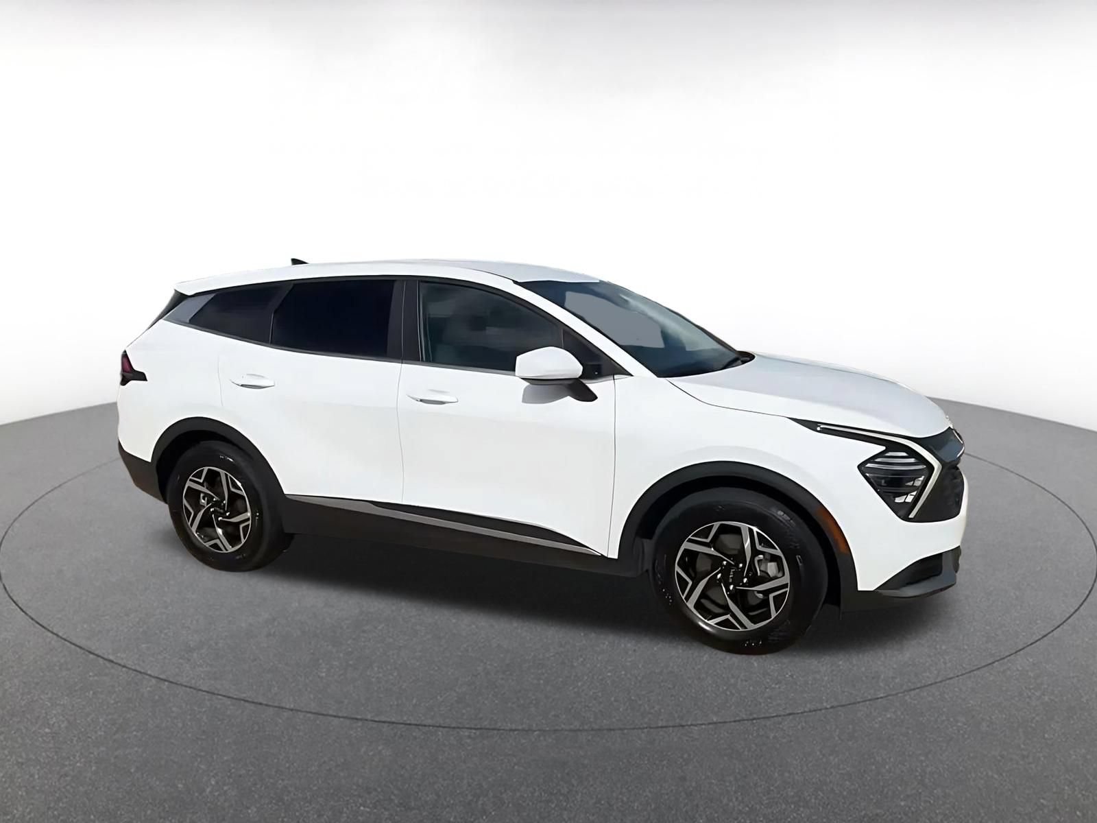Used 2025 Kia Sportage LX FWD image 2