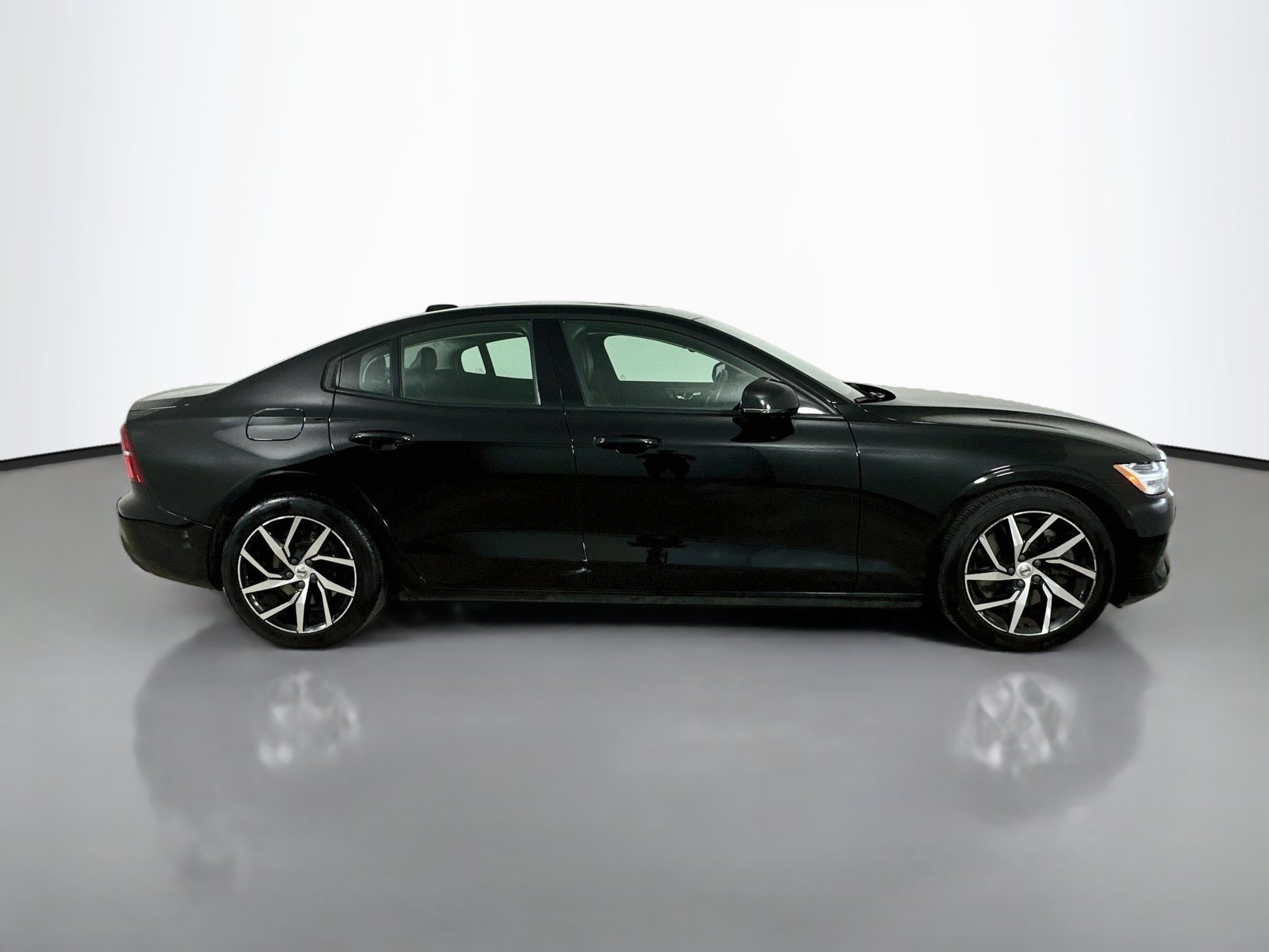 Used 2019 Volvo S60 T6 Momentum w/ Multimedia Package AWD/4WD image 4