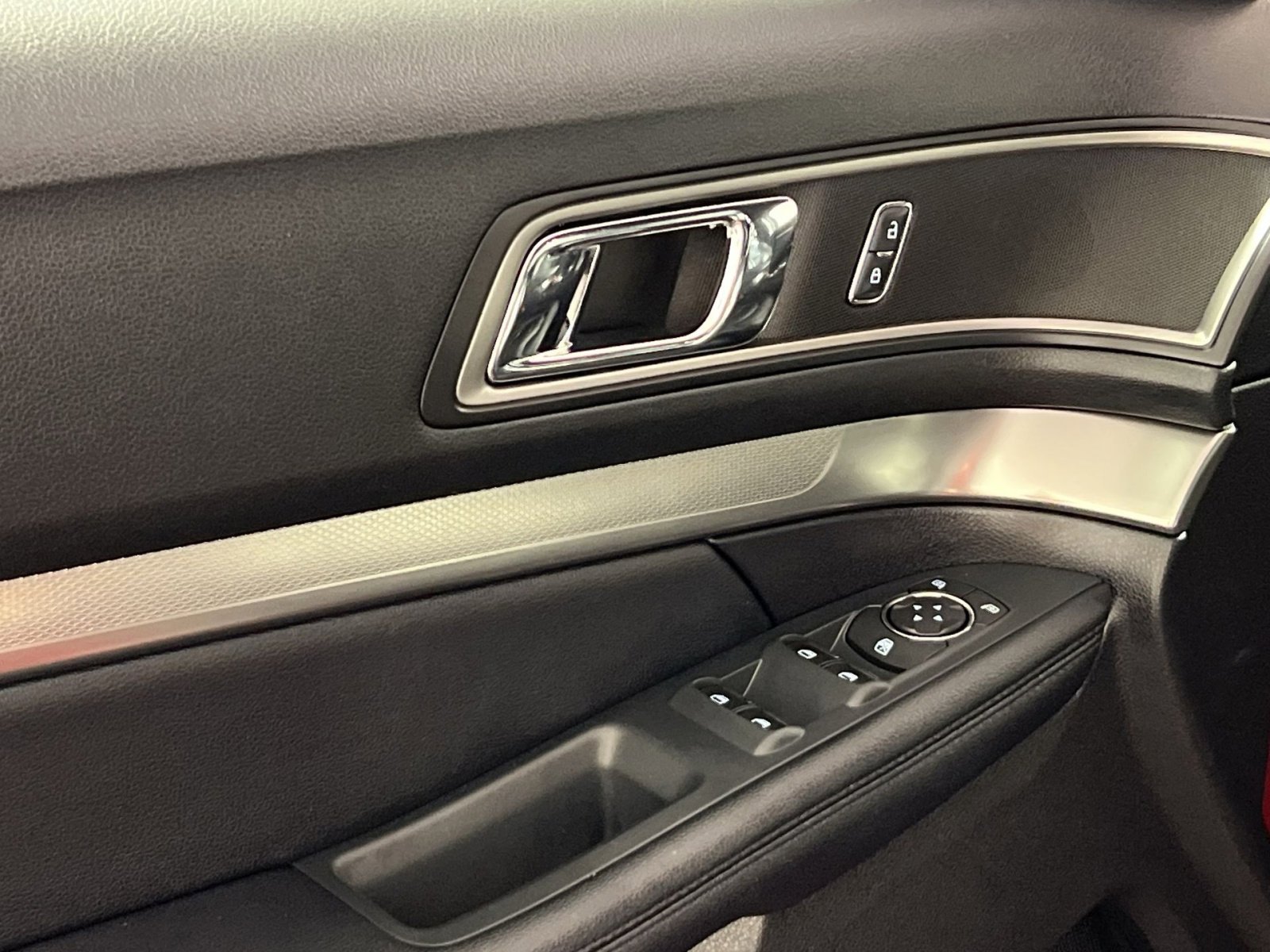 Used 2019 Ford Explorer XLT w/ Equipment Group 202A AWD/4WD image 16
