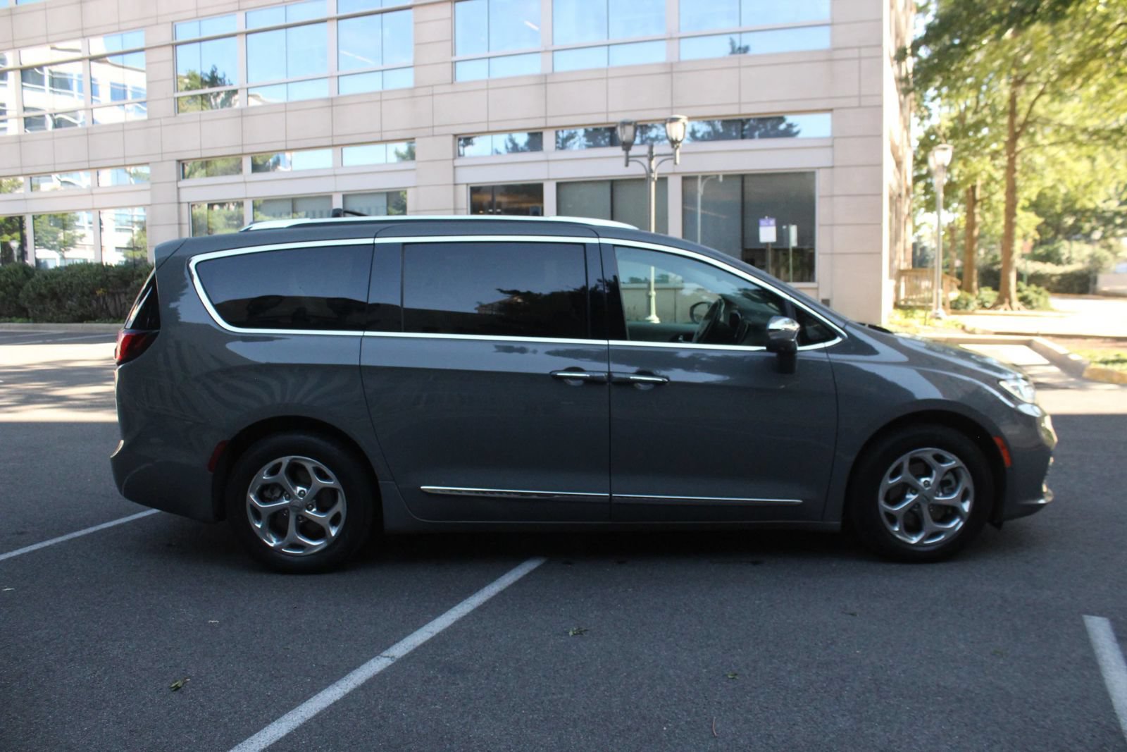 Used 2021 Chrysler Pacifica Limited w/ Uconnect Theater Family Group FWD image 6
