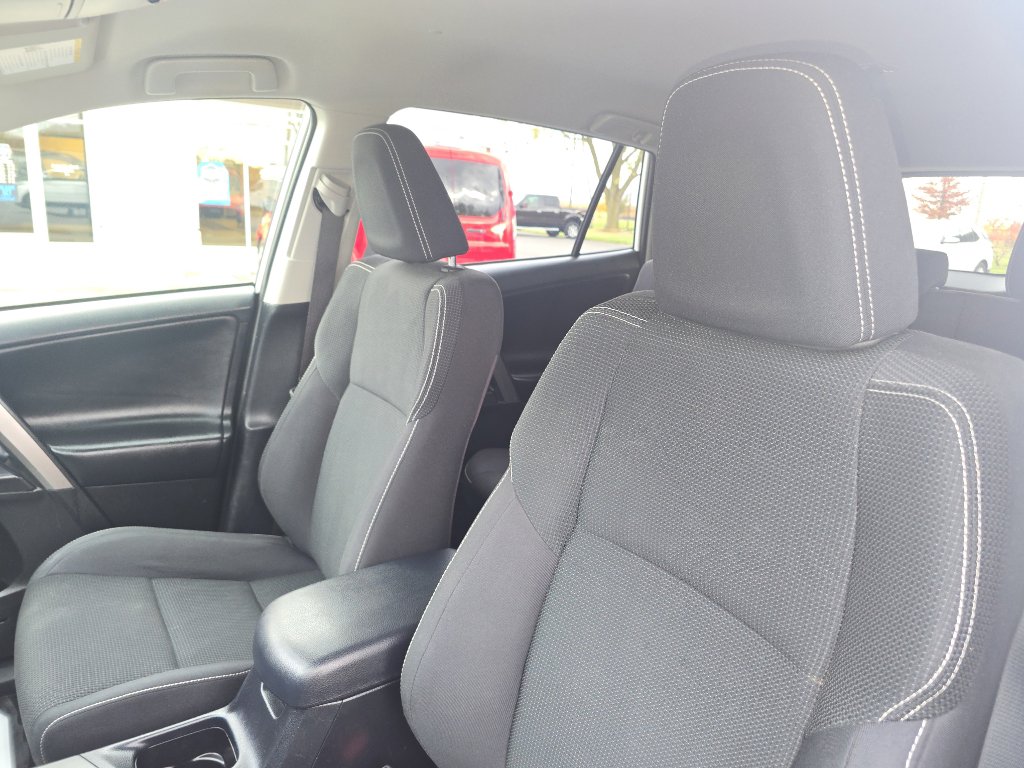 Used 2018 Toyota RAV4 LE image 21