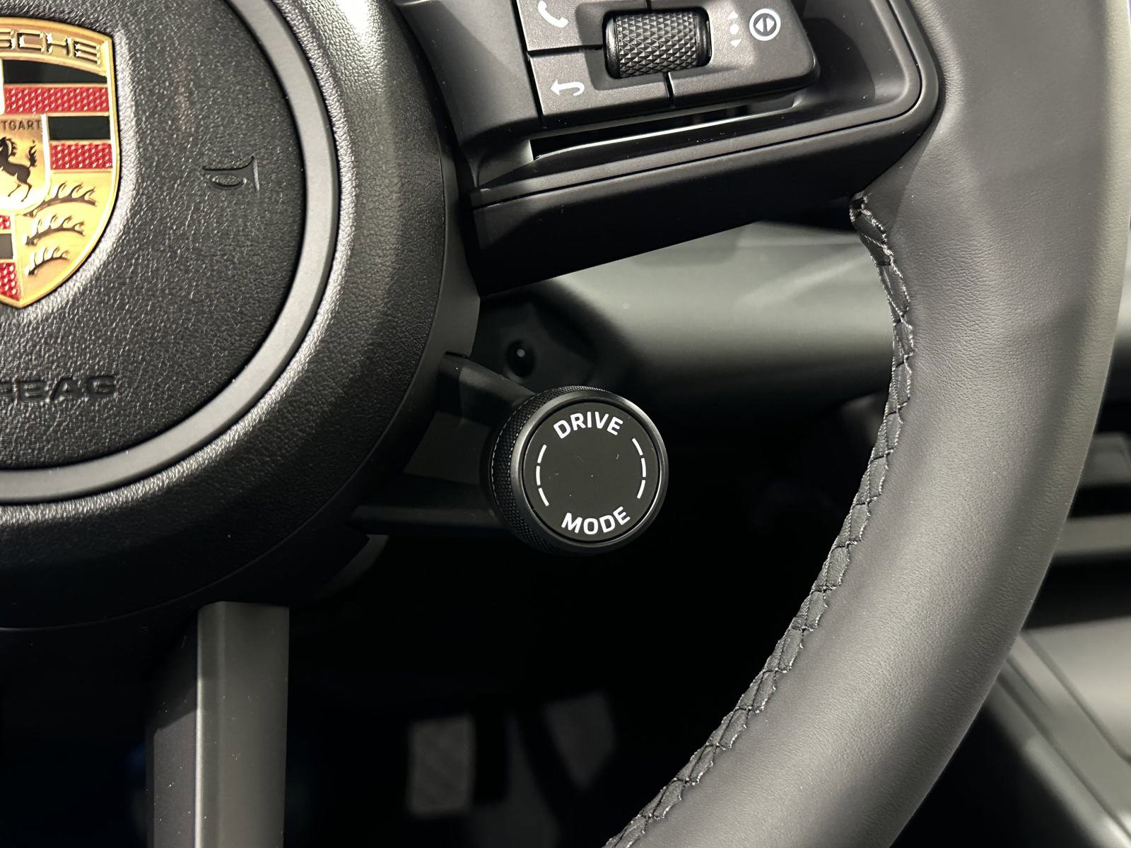 Certified 2025 Porsche Macan Electric image 47