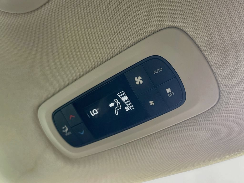 Used 2024 Chrysler Pacifica Touring-L FWD image 24