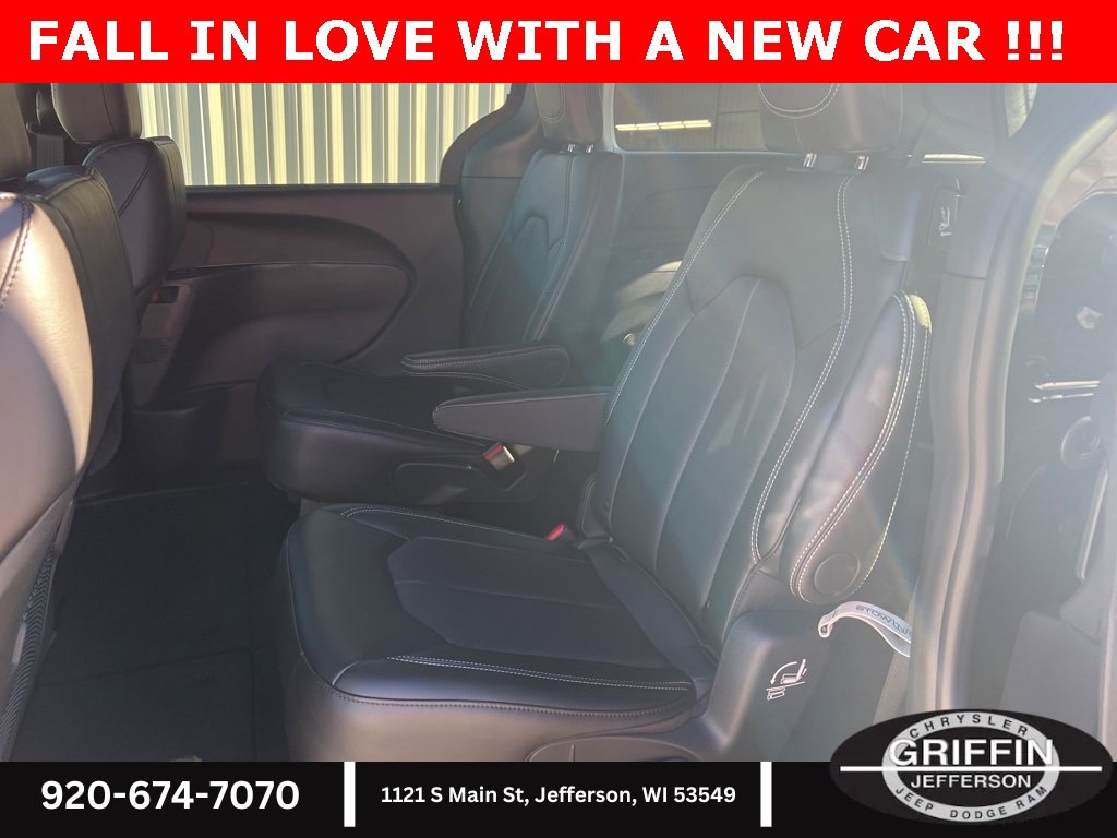 New 2026 Chrysler Pacifica Select image 11