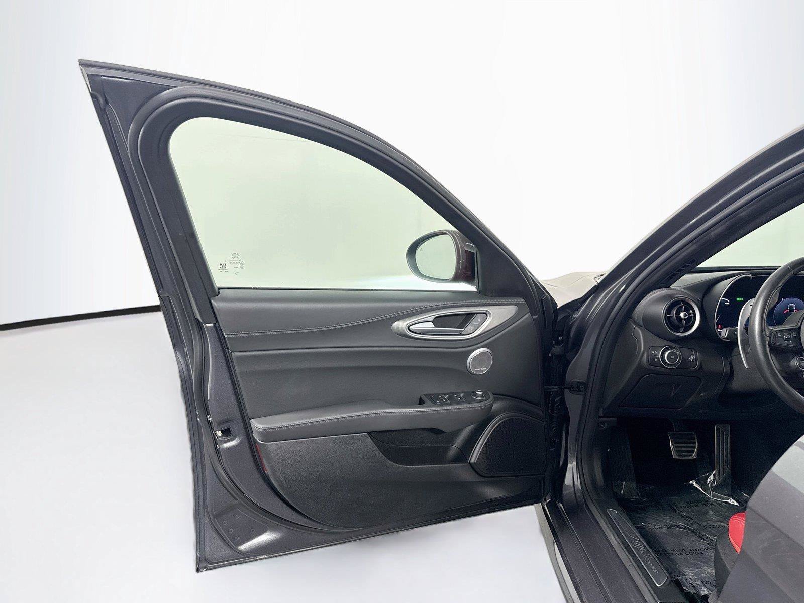 Used 2024 Alfa Romeo Giulia Veloce RWD image 9
