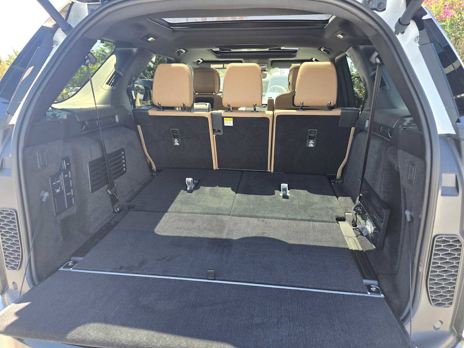 Certified 2025 Land Rover Discovery Dynamic SE image 17