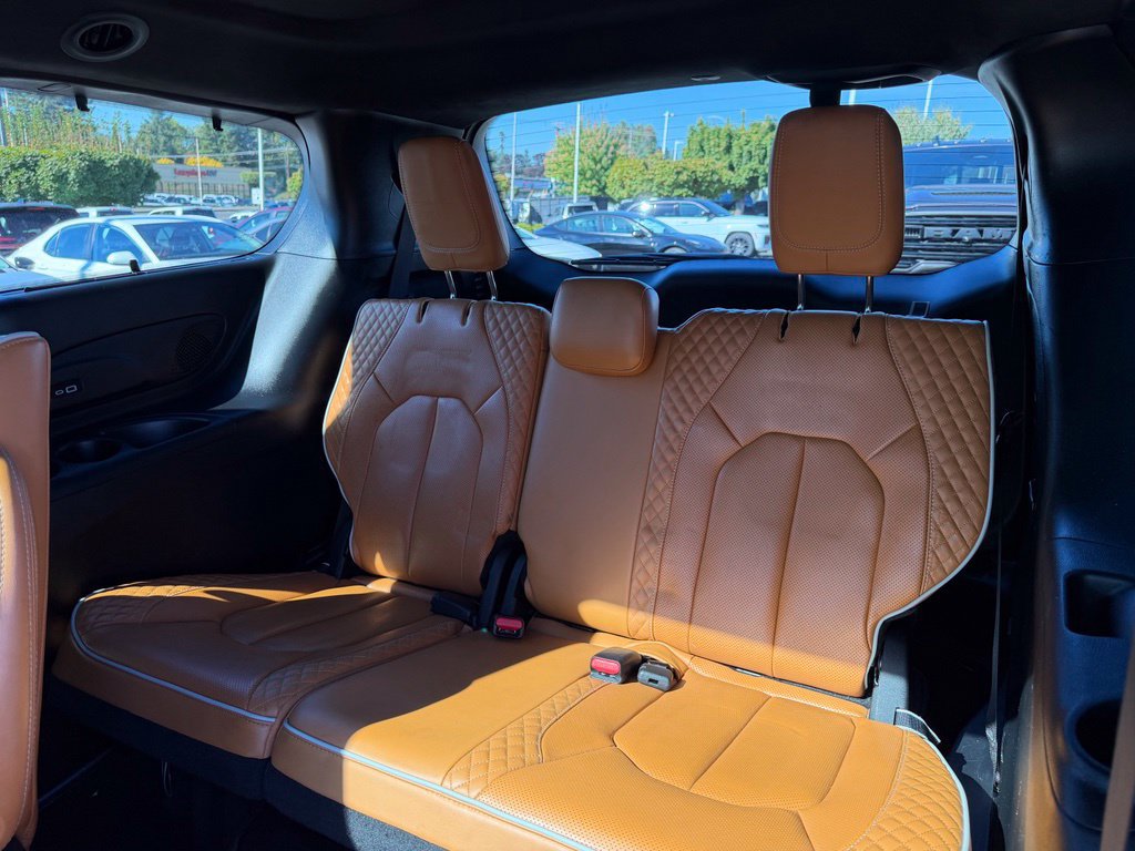 Used 2023 Chrysler Pacifica Pinnacle FWD image 32
