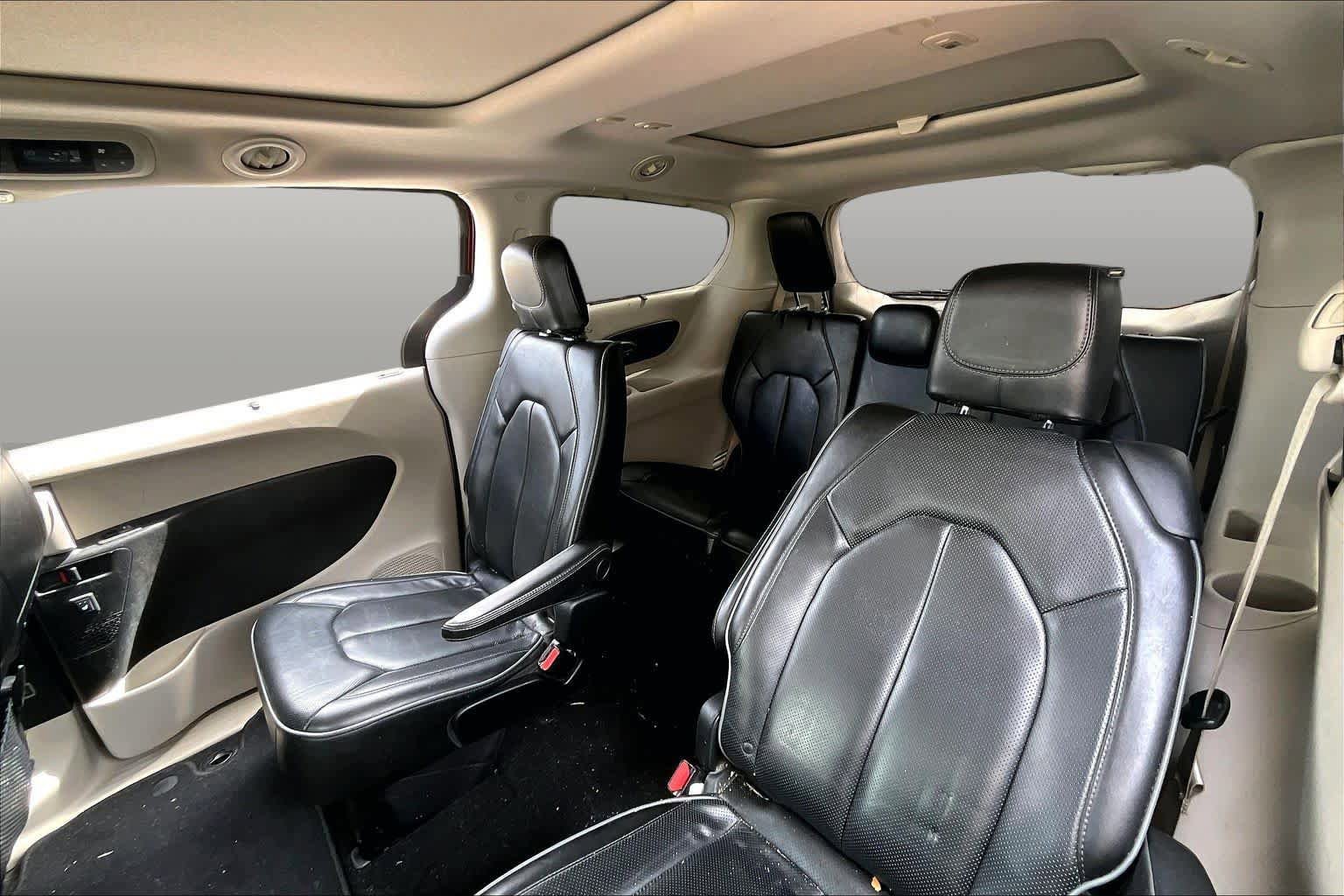 Used 2018 Chrysler Pacifica Limited FWD image 18