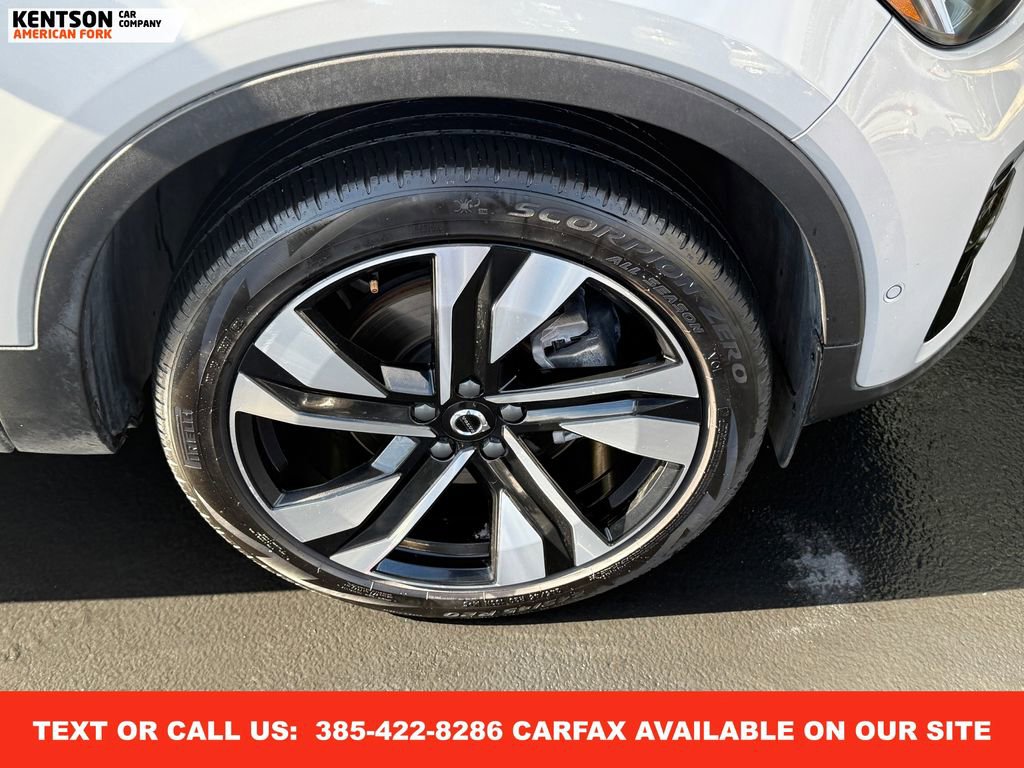 Used 2025 Volvo XC40 B5 Plus image 12