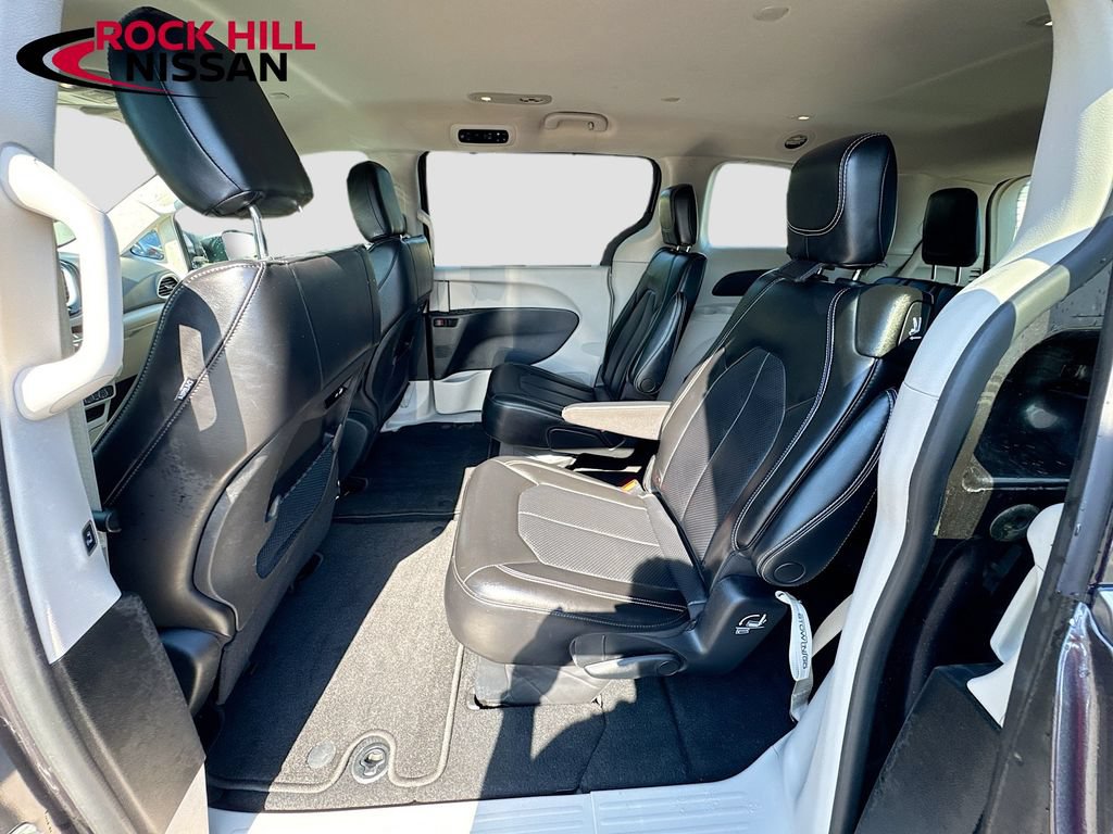 Used 2023 Chrysler Pacifica Touring-L FWD image 25