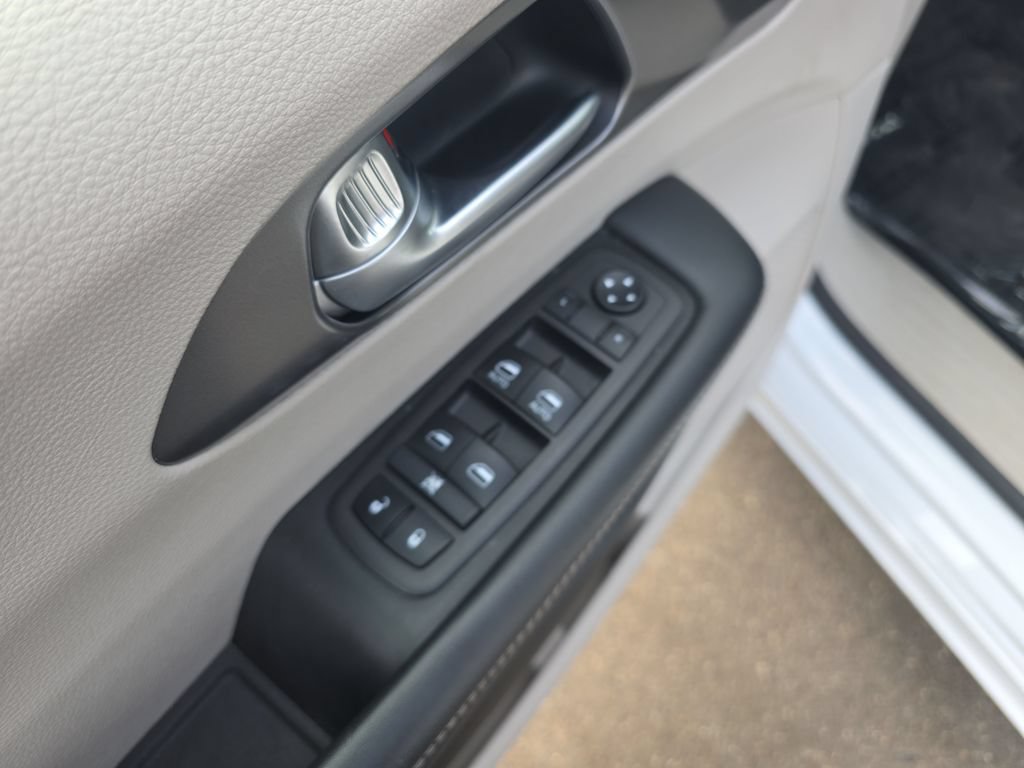 Used 2024 Chrysler Pacifica Touring-L FWD image 11