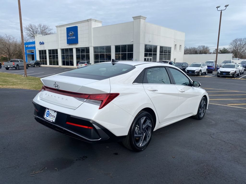 New 2025 Hyundai Elantra SEL FWD image 4