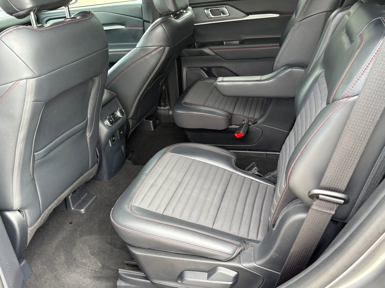 Used 2025 Ford Explorer ST-Line AWD/4WD image 35