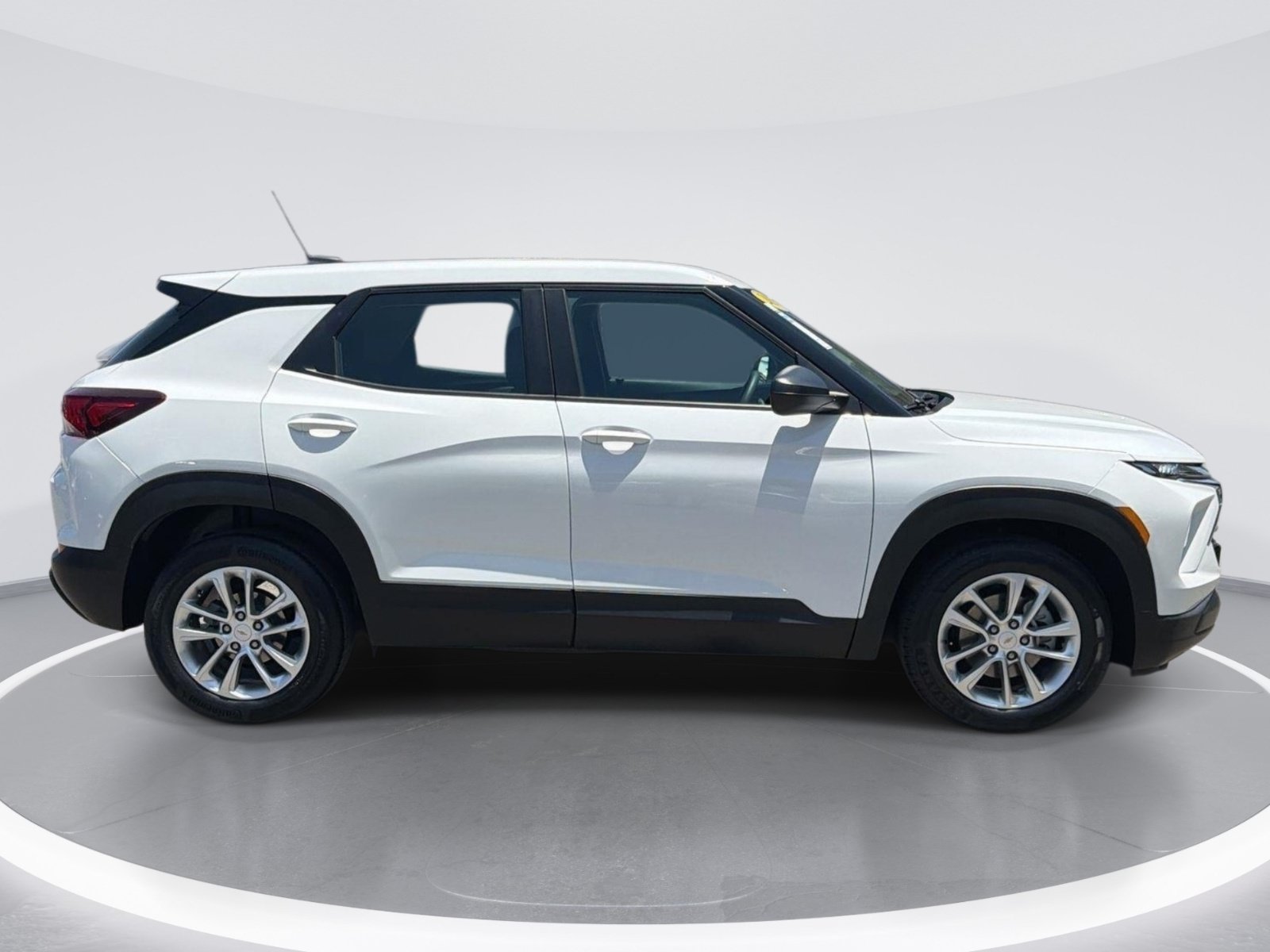 Used 2025 Chevrolet TrailBlazer LS FWD image 3