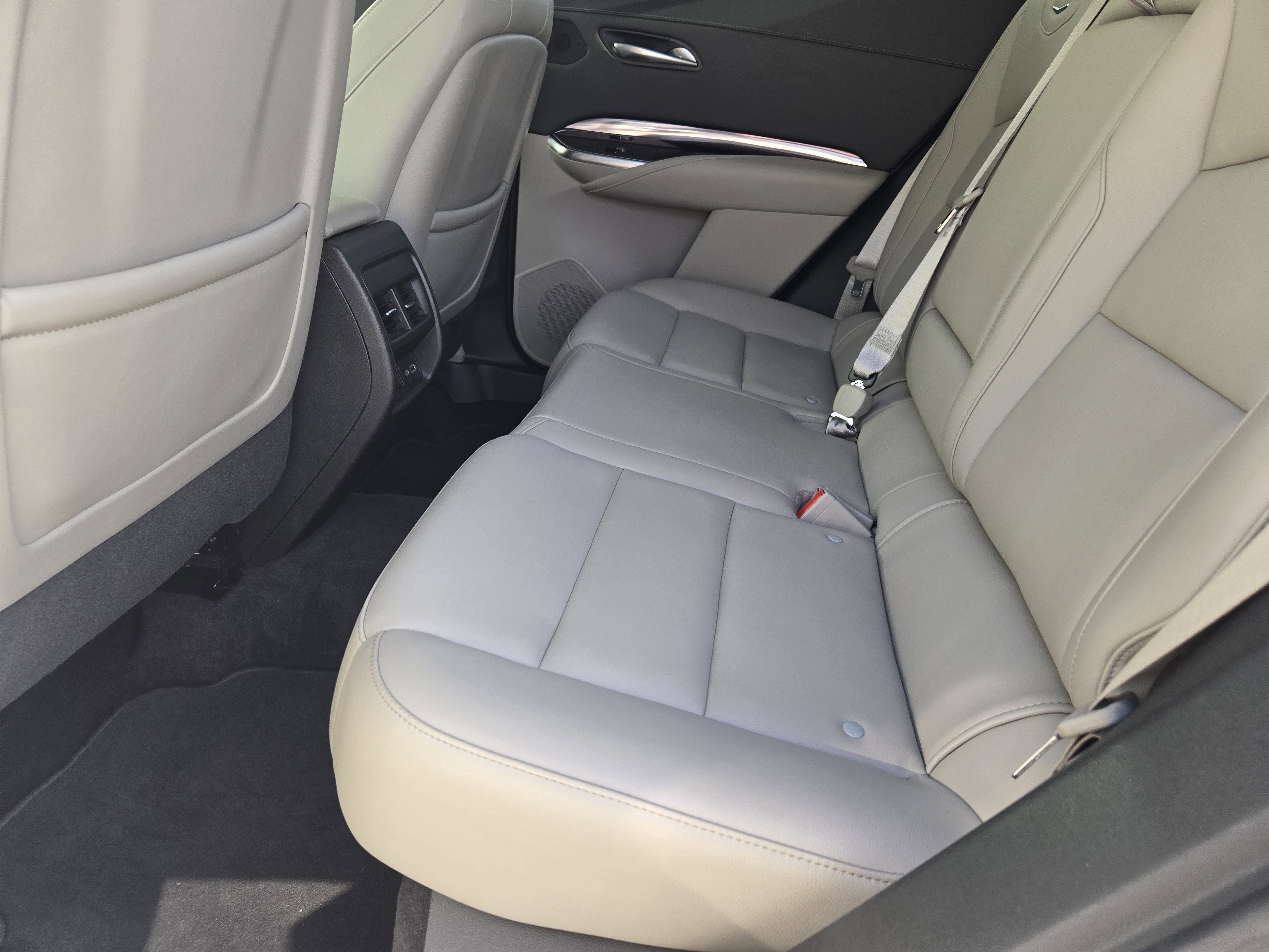 Used 2022 Cadillac XT4 Luxury w/ Cold Weather Package image 32