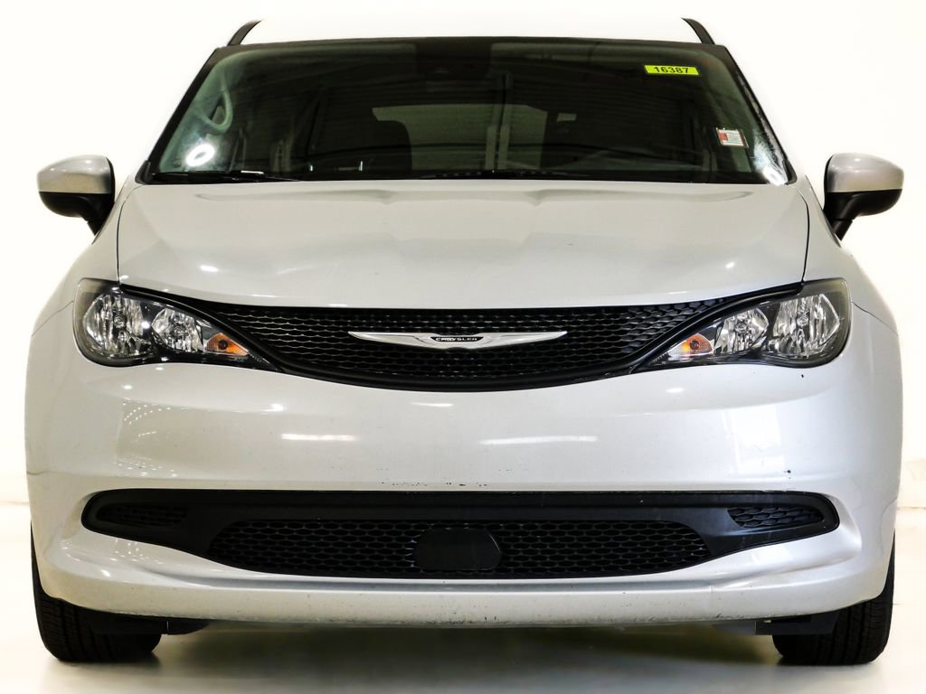 Used 2023 Chrysler Voyager LX image 2