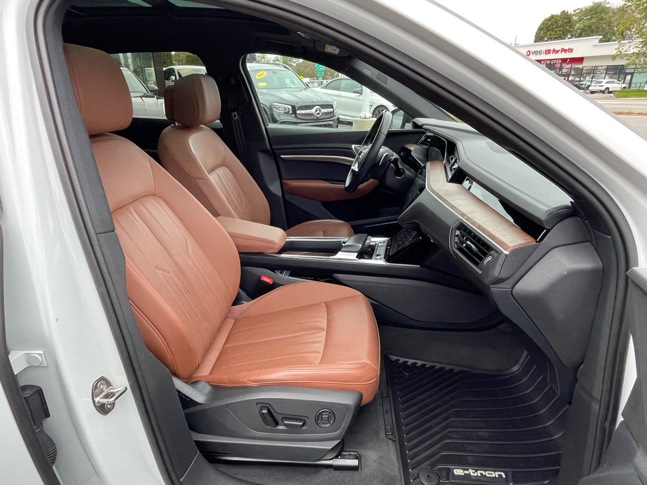 Used 2023 Audi e-tron Premium Plus w/ Premium Plus Package image 27