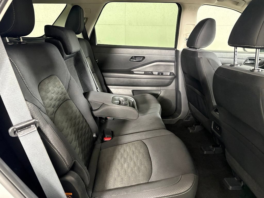 Used 2024 Nissan Pathfinder SV FWD image 17