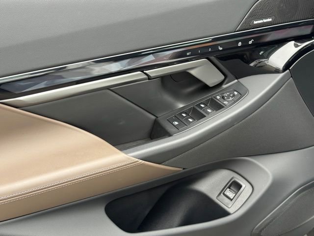 Used 2025 BMW i5 xDrive40 w/ Premium Package image 18